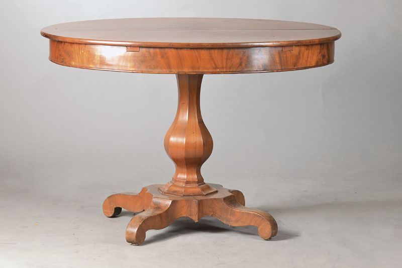 Salontisch, um 1830/40, Nussbaumfurnier auf Eichekorpus, Balustersäule mit vielfach verkröpfter Sockelplatte, Platte zum ausziehen, sehr dekorativ, ...