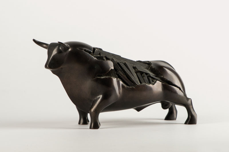 Carlos Garcia MUELA, 1936-2013, 2 Bronze- Skulpturen, Toro 1, 13x22x9 cm, sign. und nummeriert 30/50, Toro 2, 7x10x4cm, sign., Gießerstempel auf der ...