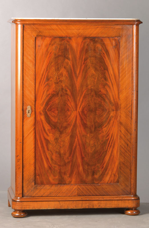 Eintüriger Schrank um 1850-1860, Mahagoni bzw. Pyramidenmahagonifurnier auf Eichekorpus, 1-türig, Innen 4 Einlegebretter, orig. Schloss, ca. ...
