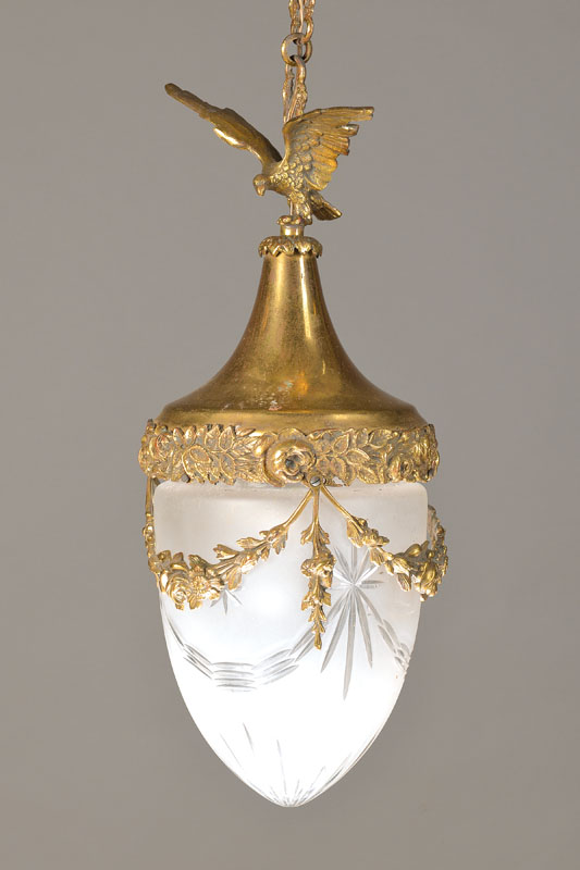 Deckenlampe, Frankreich, um 1890, Gelbguß mit Rosenrankendekor und vollplastischer Adlerbekrönung, Glaseinsatz mattiert und geschliffen, eine ...