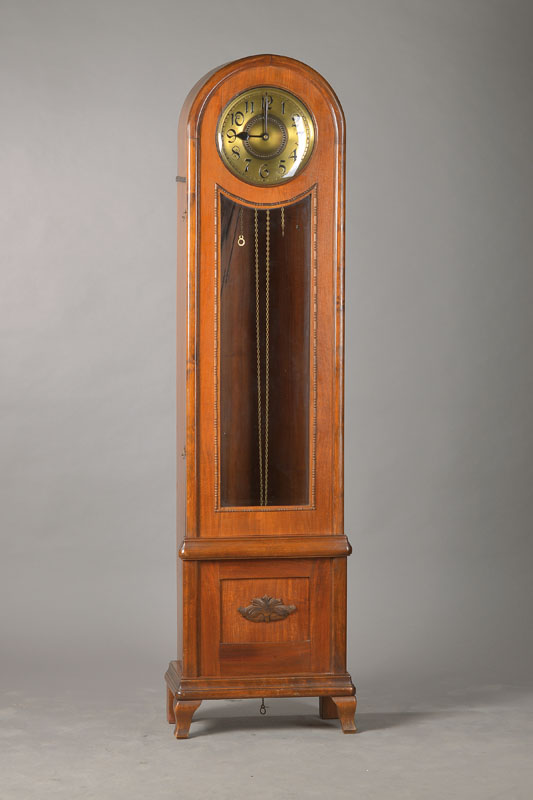 Standuhr, deutsch, um 1930, Nußbaum/Furnier,z.T. facett. verglast, Messingzifferblatt, Grahamgang mit Paletten, Halbstd. Doppelschlagauf fünf ...