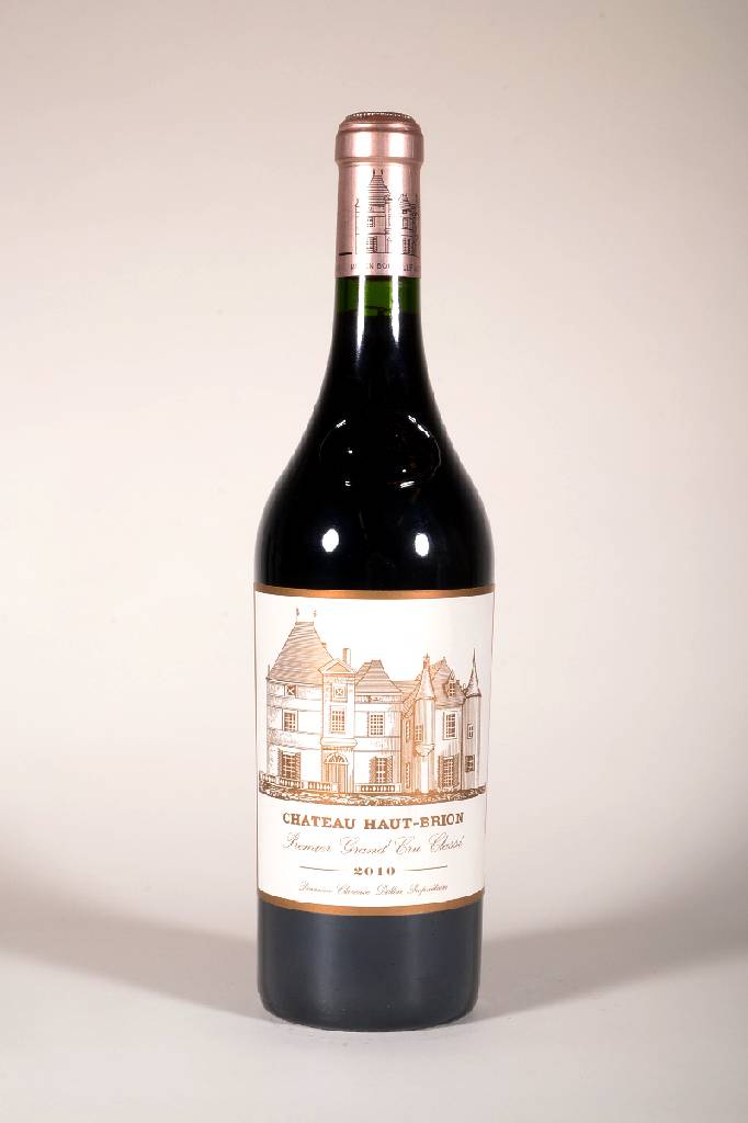 1 Flasche 2010 Chateau Haut-Brion, Pessac- Leognan, Premier Grand Cru Classe, ca. 75 cl, Abstand zwischen Kapsel und Wein: ca. 1,2 cm, sehr selten im ...