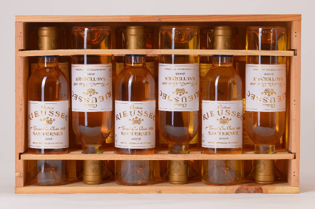 12 Demi-Flaschen 2005 Chateau Rieussec, Sauternes, Domaine Barons de Rothschild, Premier Grand Cru Classe, je ca. 37,5 cl, Füllstände: je ca. into ...