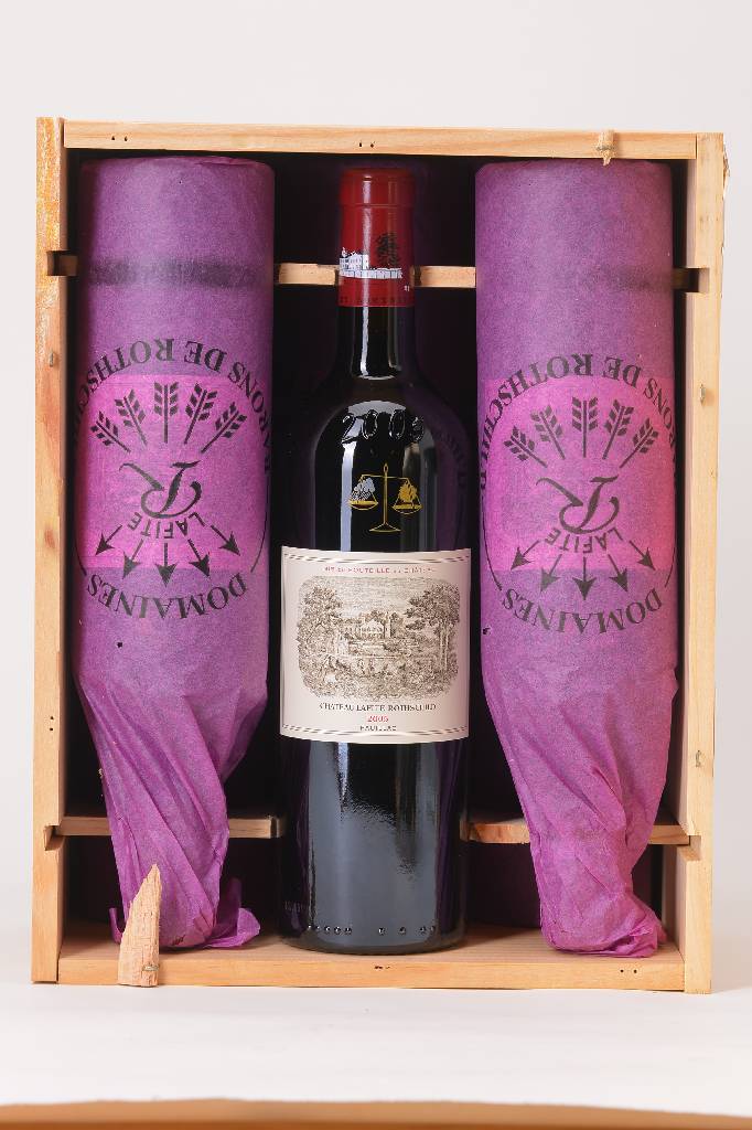 6 Flaschen 2005 Chateau Lafite Rothschild, Pauillac, Füllstände: je ca. into neck, je ca.75 cl, 13 % Vol., unverkostet, in der Originalholzkiste, ...