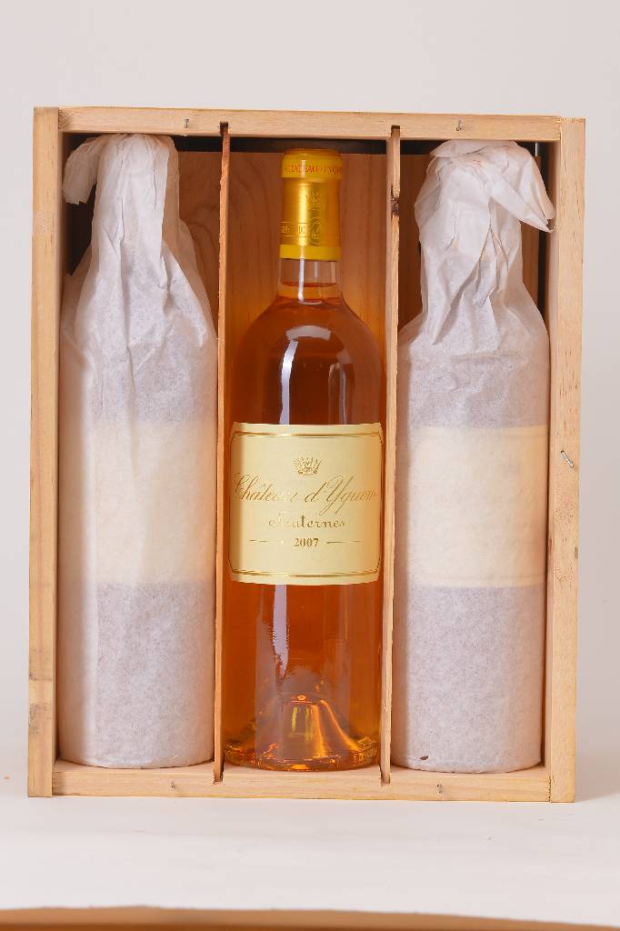 6 Flaschen 2007 Chatau d`Yquem, Sauternes, je ca. 75 cl, 14 % Vol., Füllstände: je ca. into neck, unverkostet, in der Originalholzkiste, in dieser ...