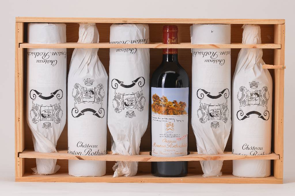6 Flaschen 2004 Chateau Mouton Rothschild, Pauillac, Premier Cru Classe, Künstleretikett:Prince de Galles/prince Charles, Füllstände: je ca. high ...