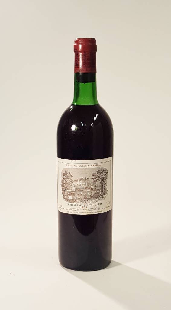 1 Flasche 1973 Chateau Lafite Rothschild, Pauillac, ca. 73 cl, Füllstand: ca. top shoulder, unverkostet, Etikett min. besch. undl. gebräunt, selten ...