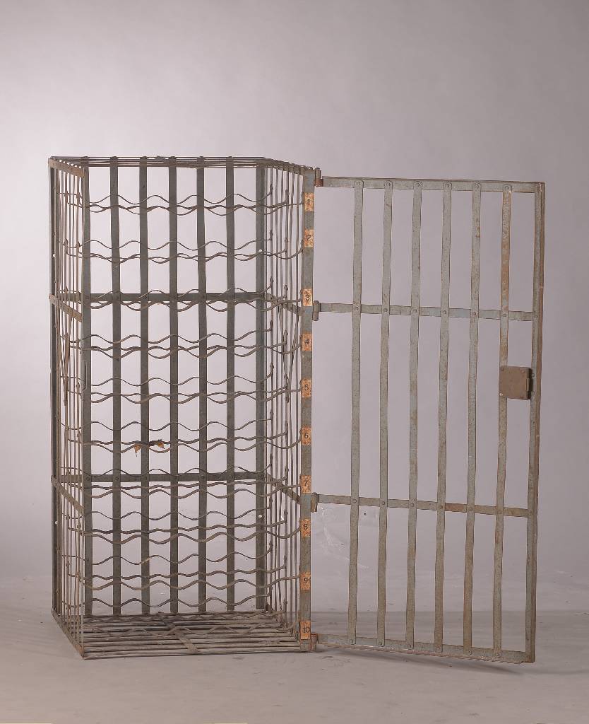 Weinkäfig, süddeutsch/Pfalz, um 1950-60, Gusseisen, Lagermöglichkeit für 100 Weinflaschen (Größe 75 cl), original Schlüsselanbei, Maße ca. ...