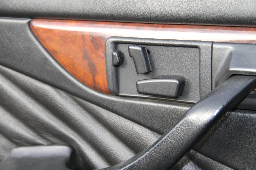 Detail h: Mercedes Benz 500 SEC Coupé, Fahrgestellnummer WDB1260441A540906, EZ 26.03.1990, 5. Hand, Laufleistung ca. 169.500 km, HU 10.2018, 185 kW/ 252 PS, ...