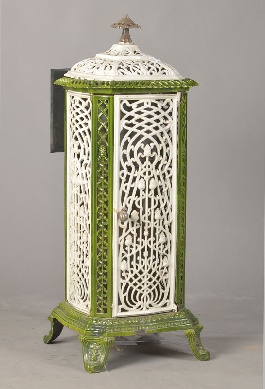 Jugendstilofen, deutsch, um 1900/05, Email in reicher Durchbrucharbeit, inneliegendes Heizrohr, Funktion nicht geprüft, H. ca. 94 cm