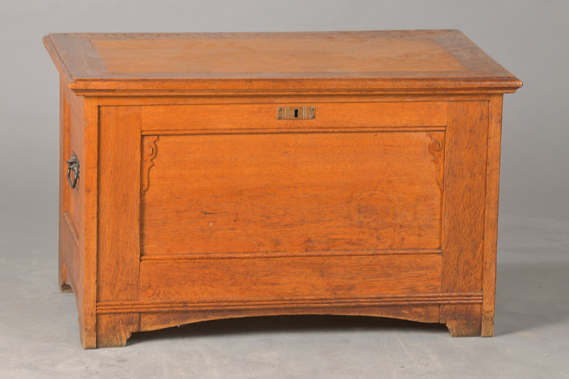 Jugendstil-Truhe, deutsch, um 1900, Eiche massiv, auf Rahmen gearbeitet, ca. 49x79x46 cm