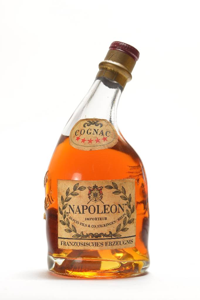 1 Pot Flasche Napoleon Cognac, ca. 50 cl, seltene Flaschengröße und Flaschenform, 5-Sterne Cognac, Etikett l. gebräunt, selten im Angebot, ...
