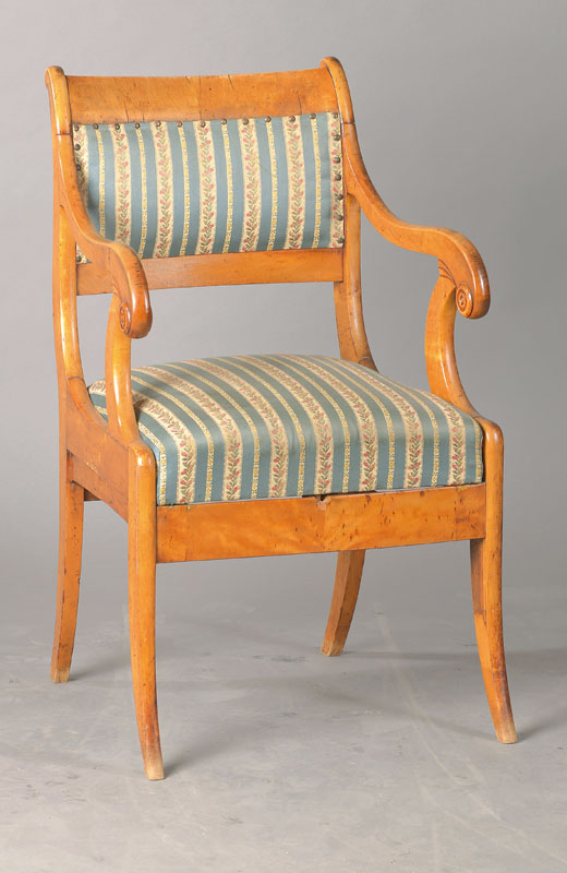 Armlehnstuhl, südwestdeutsch, wohl Mainz, um 1825/35, dickes Sägefurnier, Nussbaum, geschnitzte Handläufe, beidseitig abgespreizte Säbelbeine, H. ...