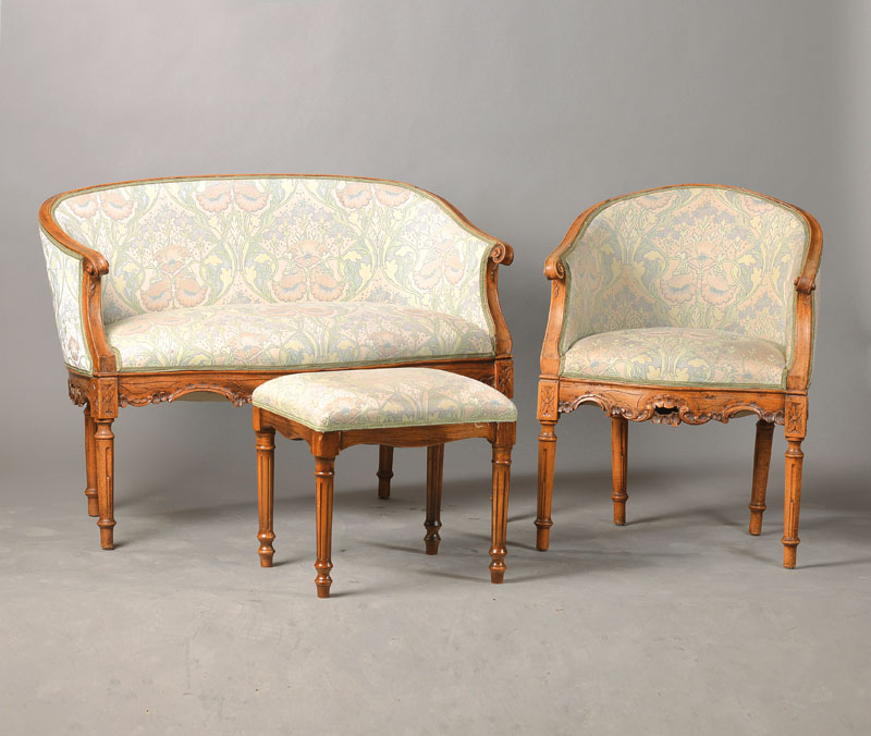 Salongruppe, deutsch, um 1890, Buche, bestehend aus Salonsofa, 4 Bergerén, Ausziehtisch u. Hocker, im Louis-XVI-Stil, eklektisch, kannelierte Beine, ...
