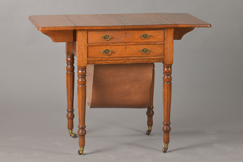 Nähtischchen, deutsch, um 1900, Eiche massiv, 2-schübig, ohne Einteilung, beidseitigabklappbare Wangen, wenige Gebr.-Sp., ca. 72x57x51 cm