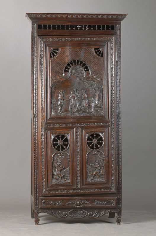 1-türiger Stollenschrank, wohl Bretagne, Frankreich, um 1880-1910, Eiche massiv, 1-türig, Innen 7 Einlegeböden, Sockelschub, traditionell figurale ...