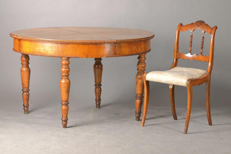 Biedermeier-Sitzgruppe, deutsch, um 1830/40, Nussbaum massiv u. furniert, bestehend aus Tisch u. 4 Stühlen, Tisch mit doppelt gerippter Kante, 4 ...