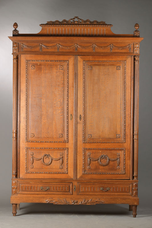 Umfangreiches Schlafzimmer, Frankreich, um 1910/20, Eiche massiv, bestehend aus Bett, Waschkommode, 2-türiger Kleiderschrank sowie Spiegelschrank u. ...