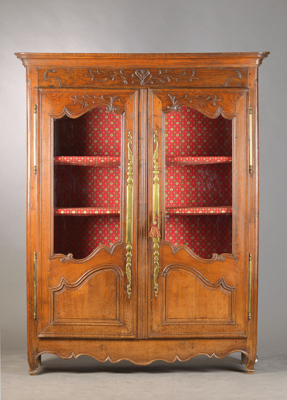 Hochzeitsschrank, wohl Normandie, um 1770/80, Eiche massiv, wohl in der Höhe gekürzt, 2-türig, mit geschweiften Türfüllungsfelder, verglast, ...