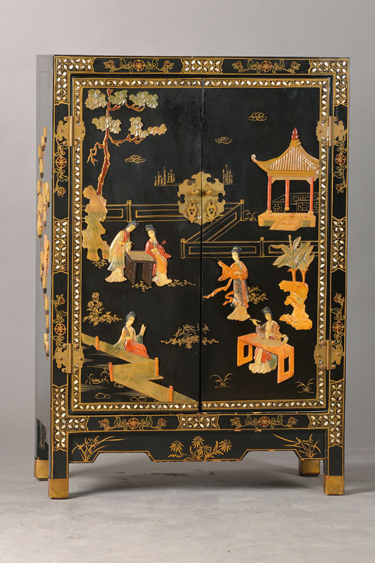 Halbschränkchen, China, 20.Jh., Lackarbeit, reiche Specksteinappliken in stiltypischer Darstellung, 2-türig, sehr dekorativ, ca. 95x64x30 cm