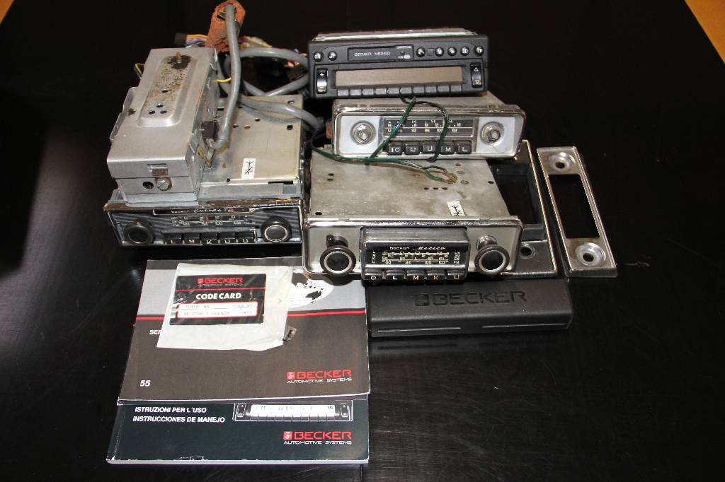 3 gebrauchte Becker und 1 Blaupunkt Autoradio, davon 3 Radios im klassischen 60er Jahre-Design. Funktion nicht geprüft.
