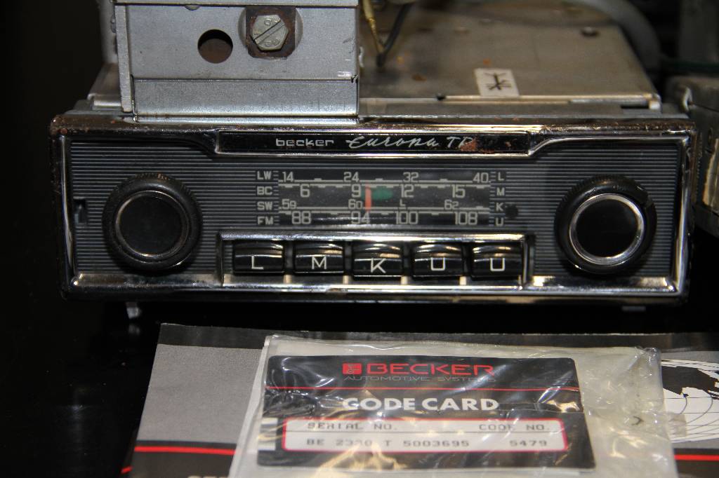 Detail a: 3 gebrauchte Becker und 1 Blaupunkt Autoradio, davon 3 Radios im klassischen 60er Jahre-Design. Funktion nicht geprüft.