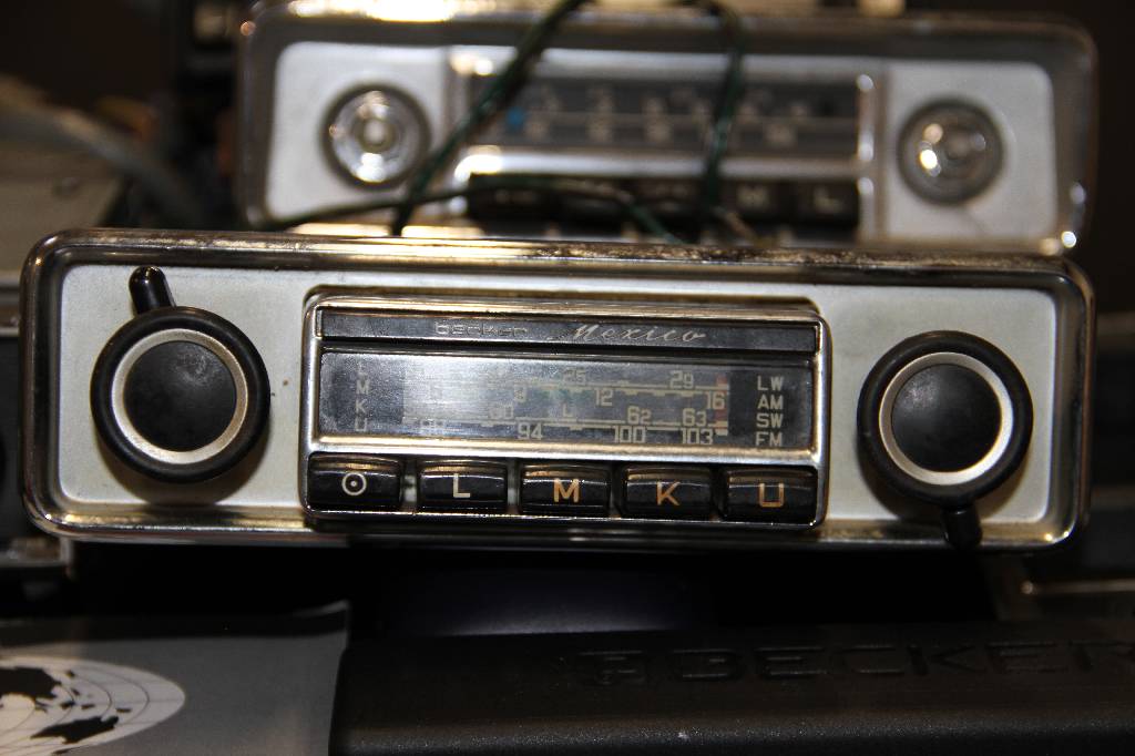 Detail b: 3 gebrauchte Becker und 1 Blaupunkt Autoradio, davon 3 Radios im klassischen 60er Jahre-Design. Funktion nicht geprüft.