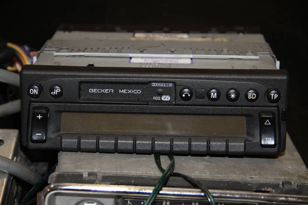 Detail c: 3 gebrauchte Becker und 1 Blaupunkt Autoradio, davon 3 Radios im klassischen 60er Jahre-Design. Funktion nicht geprüft.
