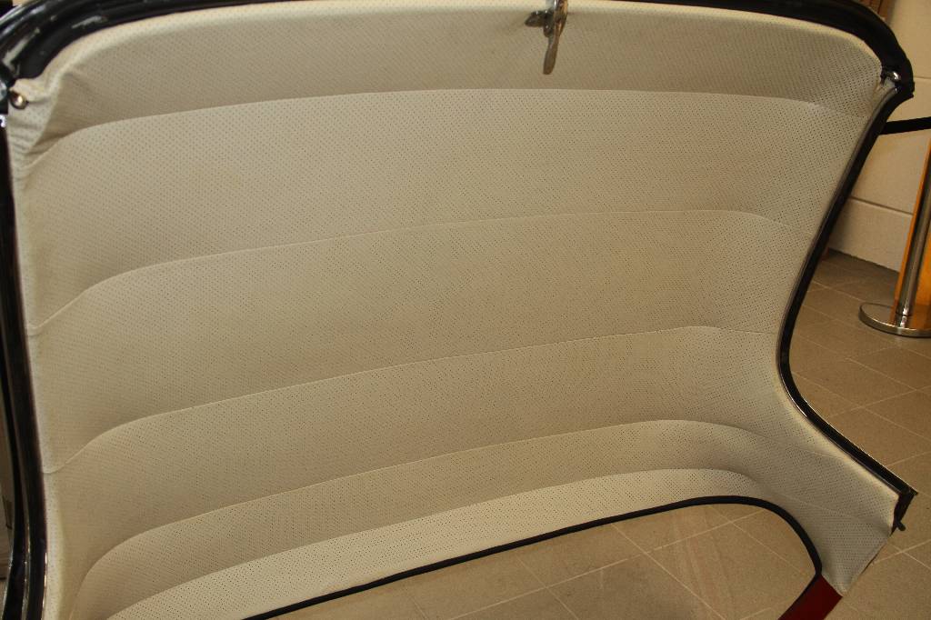 Detail b: 1 Mercedes Benz 190 SL Hardtop 2. Serie, gebraucht aber in gutem Zustand.