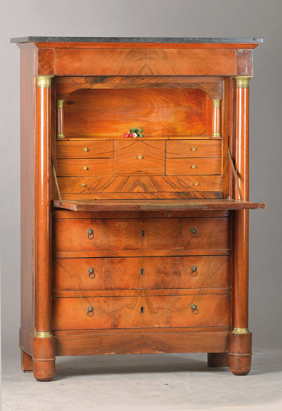 Standsekretär, wohl Frankreich, um 1830/40, Nussbaumfurnier z.T. doppelt gespiegelt verlegt, seitl. Vollsäulen, 3-schübig mit Überbauschub im ...