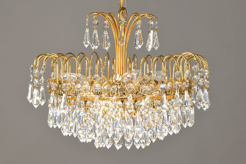 Deckenlampe, wohl deutsch, 70er Jahre, Messing vergoldet, drei Brennstellen, v drei Abhängungen, reiche Straßbesatz, aushängbar zum Reinigen, ...