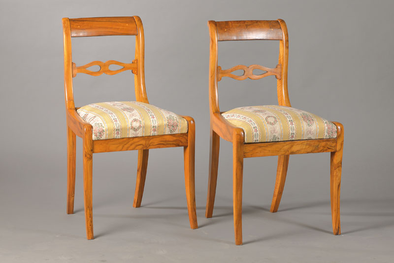 4er Satz Biedermeierstühle, sog. Seitenrahmenstühle, süddeutsch, wohl Baden, um 1830, Nussbaum massiv mit feinen Fadenintarsien, stiltypische ...