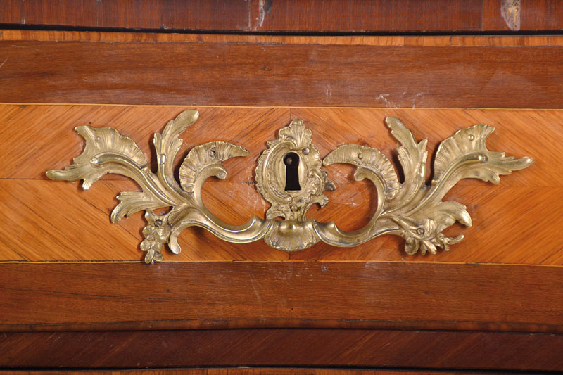 Detail b: Französische Übergangskommode, sog. Transition-Kommode, wohl Paris, um 1765/70, gestempelt J C Ellaume (Jean-Charles Alleaume,M. 1754), Rosenholz ...