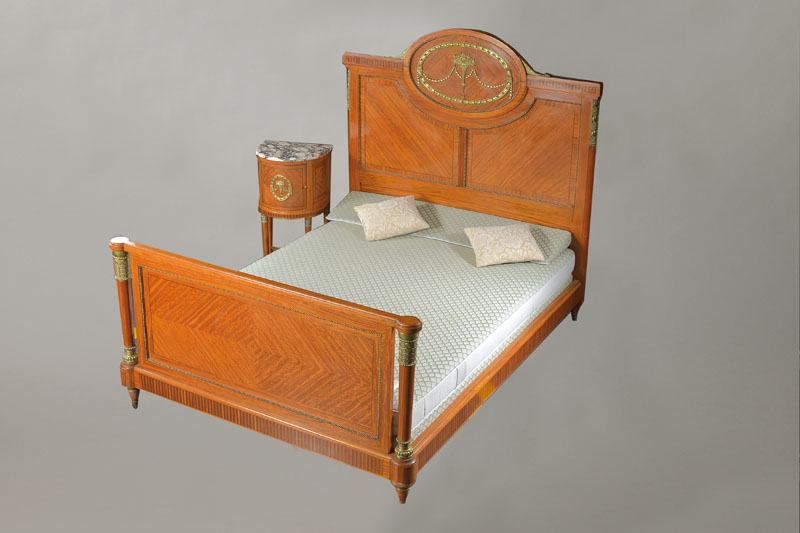 Detail a: Schlafzimmer, wohl Frankreich, um 1900/10, im Empire-Stil, bestehend aus Prunkbett, Waschkommode, 2 Nachttischchen, 2 Stühle ...