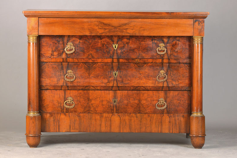 Prunkkommode, wohl Frankreich, um 1840/50, Nussbaum furniert u. massiv, Eichekorpus, 3-schbig mit Überbauschub, seitl. Vollsäulen, unrest., ...