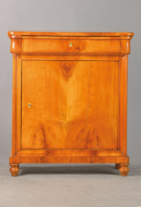 Biedermeier-Halbschrank, deutsch, wohl südwestdeutsch, um 1820/30, Obstholzfurnier (wohl Kirschbaum) auf Weichholzkorpus, 1-türig u. 1-schübig mit ...