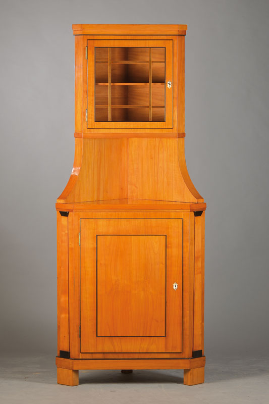 Aufsatzeckschrank, deutsch, um 1900, Kirschbaumfurnier, im Biedermeierstil, Unterteil 1-türig, Aufsatz 1-türig verglast u. versproßt, partiell ...