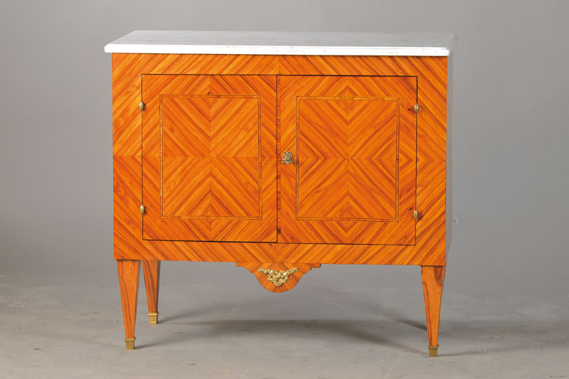 Kleine Halbschrank, wohl Frankreich, um 1920/25, Rosenholzfurnier vielfach auf Kreuzfuge verlegt, Innen Palisander gegenfurniert, 2-türig, ca. ...
