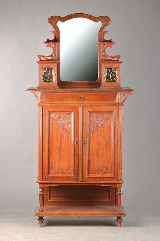 Vitrine, Süddeutsch bzw Österreich, um 1900,Jugendstil, Mahagonifurnier auf Weichholz, Stollenteil, 2-türiger Schrank mit Schub, orig. Aufsatz ...