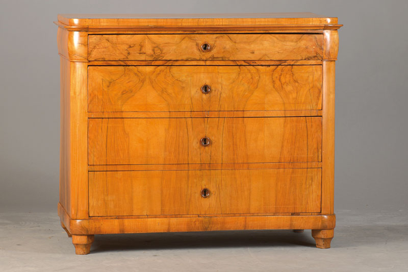 Biedermeierkommode, wohl badisch, um 1830, Nussbaum auf Weichholzkorpus, 4-schübig, Ecken abgerundet, mit feinen Fadeneinlagen, Ergänzungen u. ...