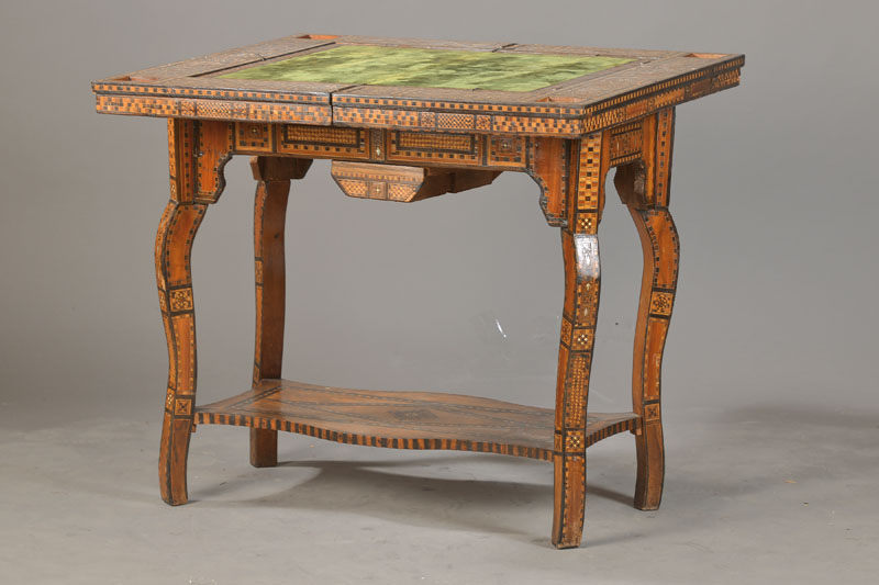 Vielfältiger Spieltisch, wohl Marokko, um 1900, Mahagoni massiv überreiche Einlegearbeit z.T. auch mit Perlmut-Rosetten, Platte dreh- u. mehrfach ...
