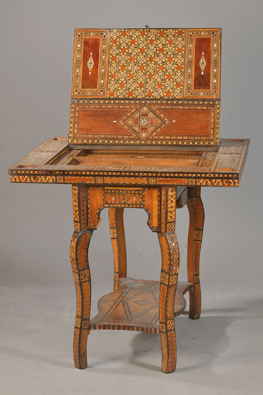 Detail a: Vielfältiger Spieltisch, wohl Marokko, um 1900, Mahagoni massiv überreiche Einlegearbeit z.T. auch mit Perlmut-Rosetten, Platte dreh- u. mehrfach ...