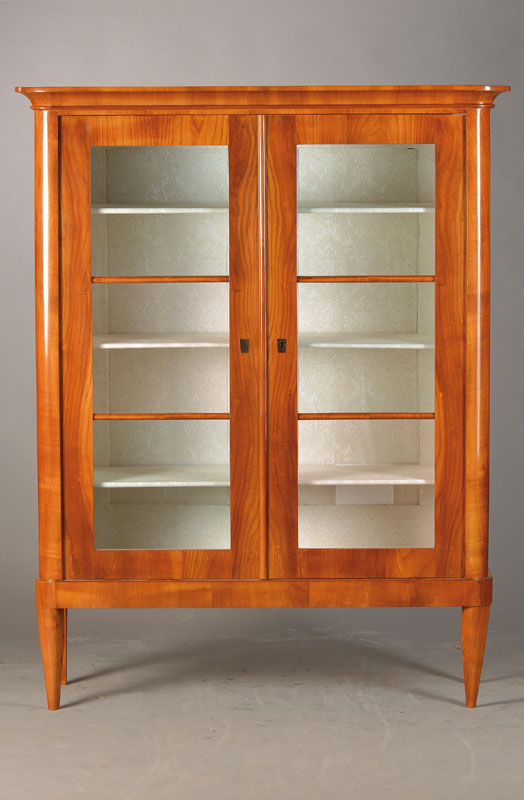 Biedermeiervitrine, süddeutsch, um 1820/30, Kirschbaumfurnier auf Weichholzkorpus, 2-türig, Innen mit Stoff ausgekleidet, 3 Einlegeböden, ...