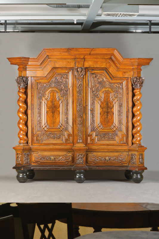 Barockschrank, sog. Danziger Schapp, um 1700, Nussbaum- bzw. Wurzelnussfurnier gespiegelt u. doppelt gespiegelt auf Eichekorpus verlegt,2-türig, ...