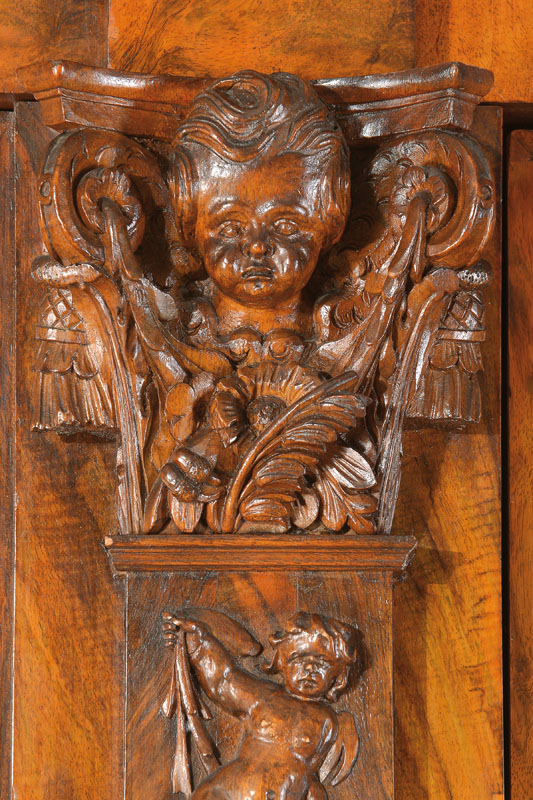 Detail a: Barockschrank, sog. Danziger Schapp, um 1700, Nussbaum- bzw. Wurzelnussfurnier gespiegelt u. doppelt gespiegelt auf Eichekorpus verlegt,2-türig, ...