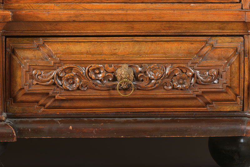 Detail b: Barockschrank, sog. Danziger Schapp, um 1700, Nussbaum- bzw. Wurzelnussfurnier gespiegelt u. doppelt gespiegelt auf Eichekorpus verlegt,2-türig, ...