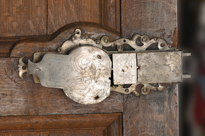 Detail c: Barockschrank, sog. Danziger Schapp, um 1700, Nussbaum- bzw. Wurzelnussfurnier gespiegelt u. doppelt gespiegelt auf Eichekorpus verlegt,2-türig, ...
