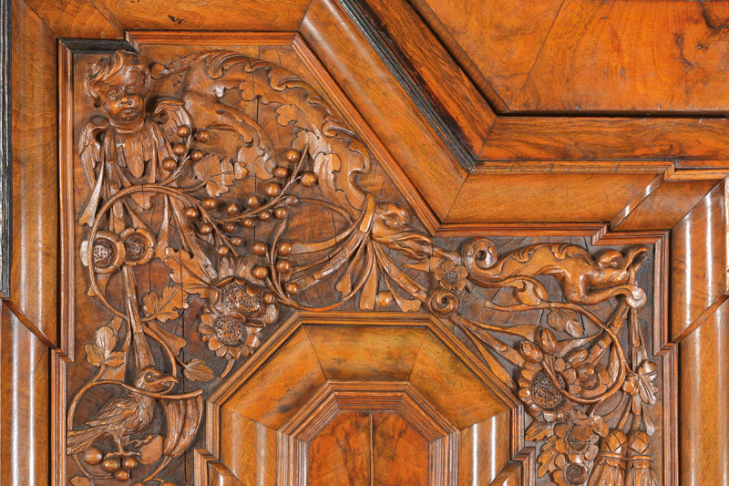 Detail d: Barockschrank, sog. Danziger Schapp, um 1700, Nussbaum- bzw. Wurzelnussfurnier gespiegelt u. doppelt gespiegelt auf Eichekorpus verlegt,2-türig, ...