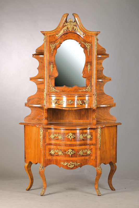 Aufsatzkommode, Dresden, um 1900, Nußbaum/ Wurzelnußfurnier, allseitig geschweift, 3-schübig, 1Tür, Ablegefächer, reich verzierteBronzebeschl., ...
