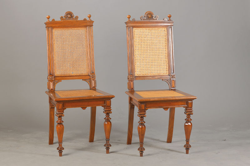 5er Satz Gründerzeitstühle, deutsch, um 1880/90, Nussbaum, mit Rattan-Geflecht, sehr fein ausgeführte Ornamentik u.a. mit ionischen Kapitellen, ...